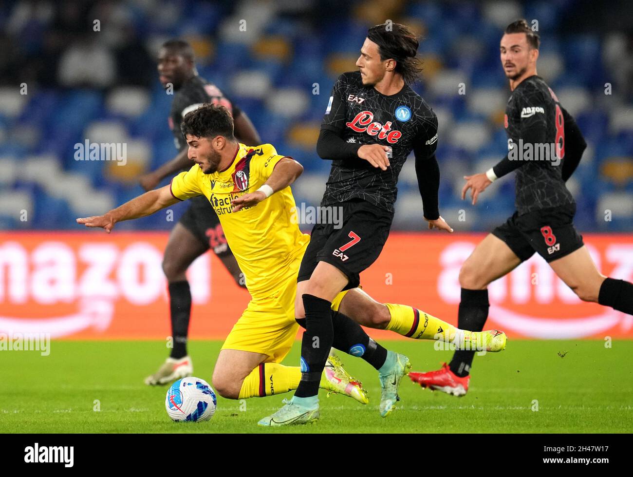 NEAPEL, ITALIEN - 28. OKTOBER: Riccardo Orsolini vom FC Bologna tritt mit Elif Elmas vom SSC Napoli während des Serie-A-Spiels zwischen SSC Napoli und dem FC Bologna im Stadio Diego Armando Maradona am 28. Oktober 2021 in Neapel, Italien, um den Ball an. (Foto von MB Media ) Stockfoto