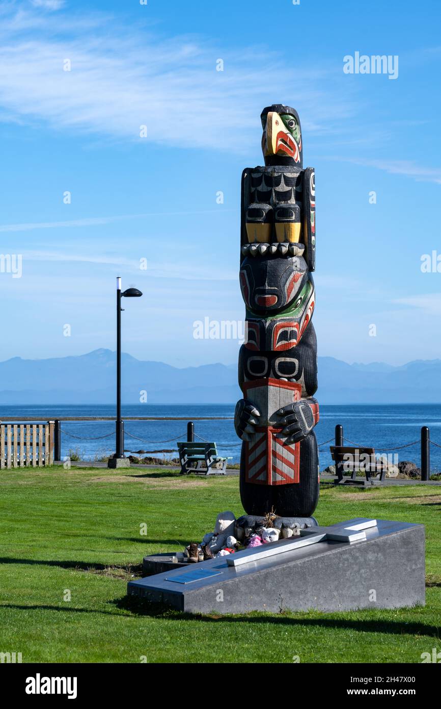 PORT HARDY, KANADA - 30. Sep 2021: Eine vertikale Aufnahme des Totem Pole im Carrot Park in Port Hardy, Vancouver Island, Kanada Stockfoto