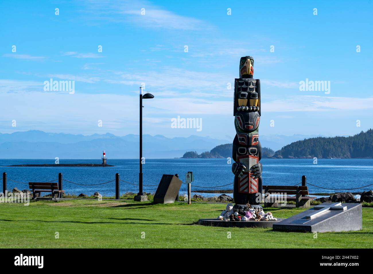 PORT HARDY, KANADA - 30. Sep 2021: Der Totem Pole im Carrot Park in Port Hardy, Vancouver Island, British Columbia, Kanada Stockfoto