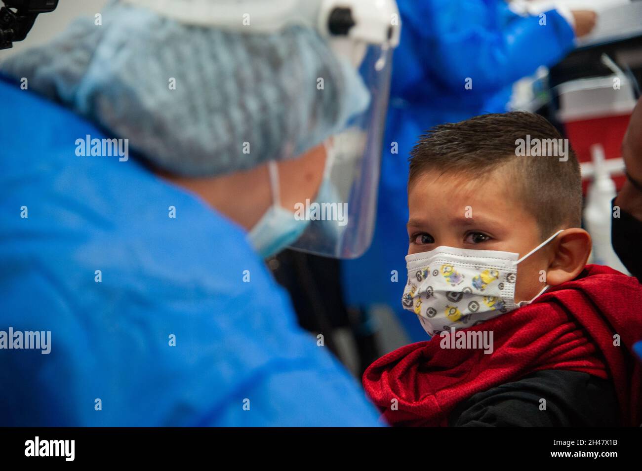 Ein Kind weint, als es die erste Dosis des Impfstoffes COVID-19 erhält, während die kolumbianische Regierung beginnt, Kinder zwischen 3 und 11 Jahren gegen die Impfung zu impfen Stockfoto