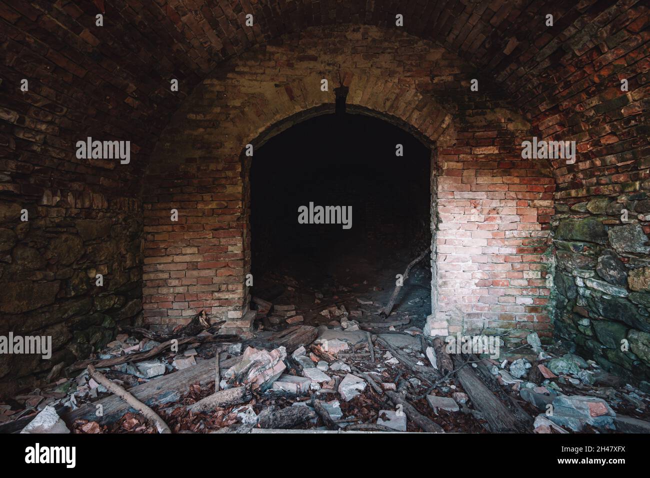 Ein alter verlassene Sandsteinkeller, eine versteckte Höhle im Wald, die in der Vergangenheit zur Lagerung genutzt wurde Stockfoto
