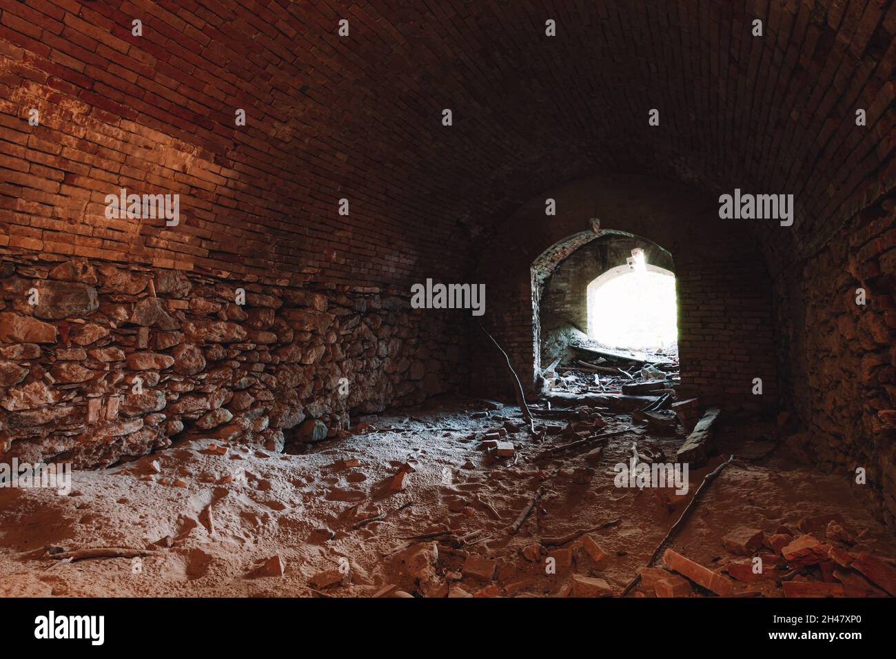 Ein alter verlassene Sandsteinkeller, eine versteckte Höhle im Wald, die in der Vergangenheit zur Lagerung genutzt wurde Stockfoto