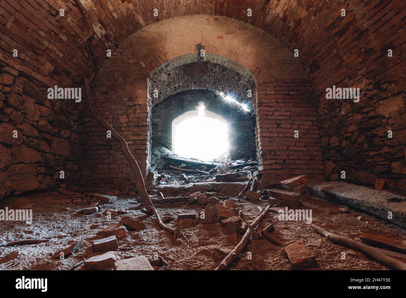 Ein alter verlassene Sandsteinkeller, eine versteckte Höhle im Wald, die in der Vergangenheit zur Lagerung genutzt wurde Stockfoto