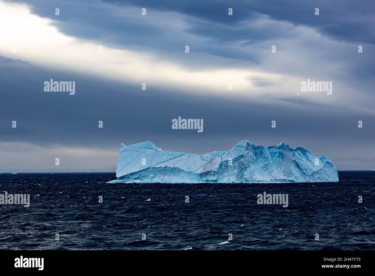 Schmelzenden Eisbergs aufgrund der globalen Erwärmung im südlichen Atlantik, Antarktis Stockfoto