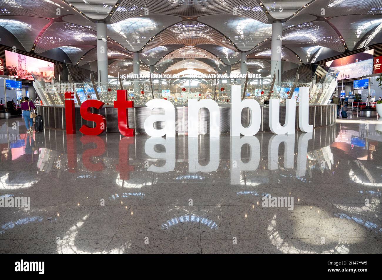 ISTANBUL - Okt 22: Neuer Flughafen Istanbul. Innenraum des Terminals Havalimani Istanbul Flughafen, Oktober 22. 2021 in der Türkei Stockfoto