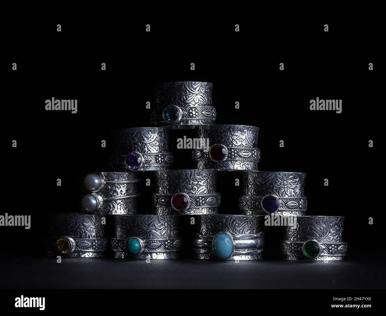 Ringe Piramid auf schwarzem Hintergrund. Stockfoto