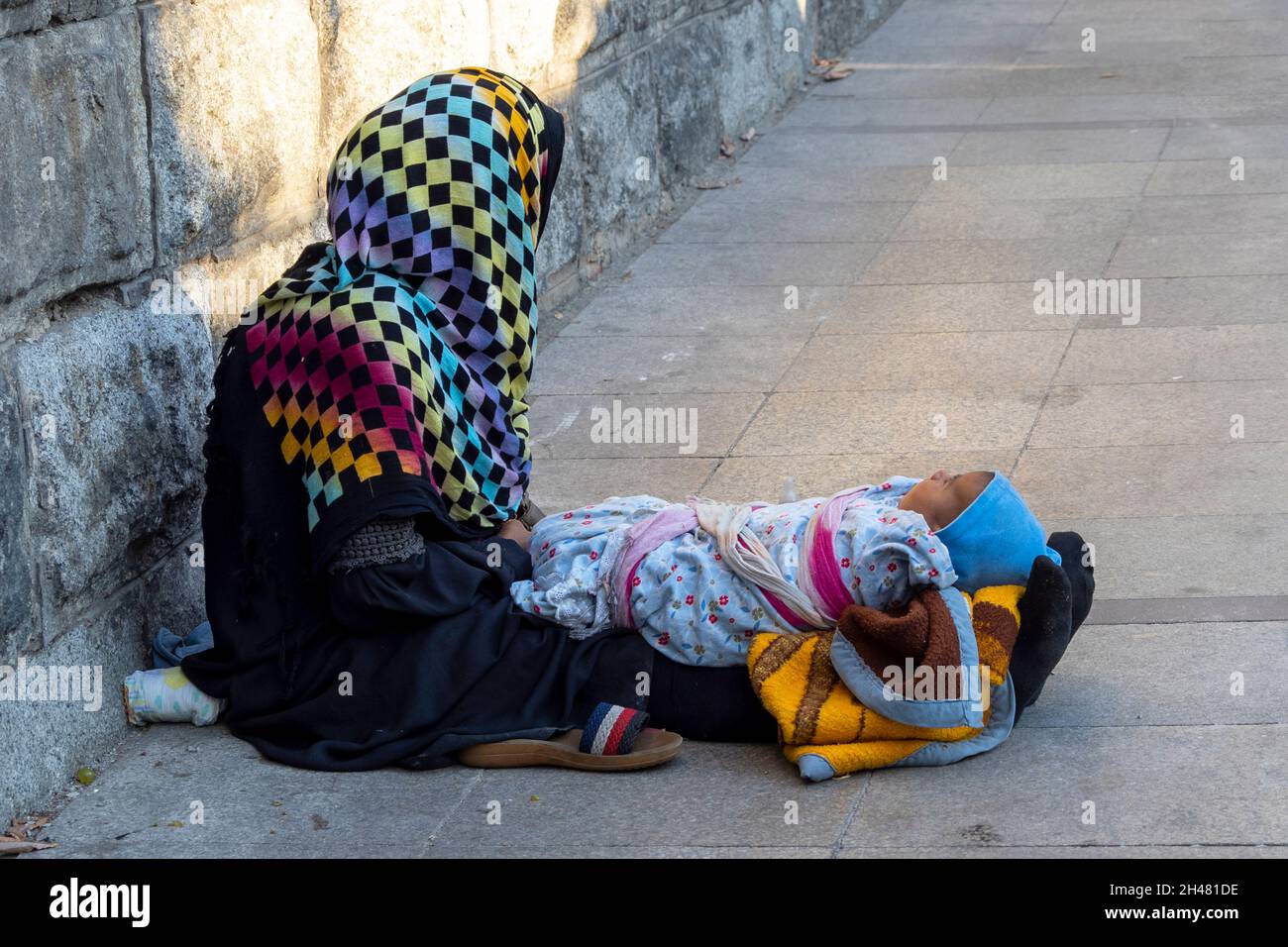 ISTANBUL - OCT 20: Eine arme, obdachlose Bettlerin mit Kind in einer Straße von Istanbul, 20. Oktober 2021 in der Türkei Stockfoto