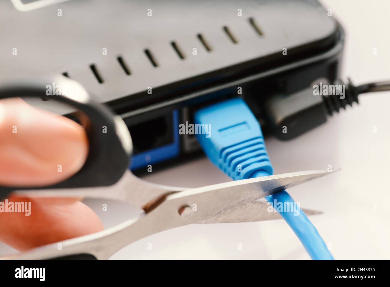 Scheren schneiden LAN-Kabel - kein Internet mehr. Stockfoto