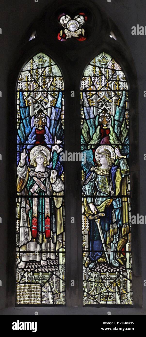 Ein Buntglasfenster aus dem Jahr 1898 von Percy Bacon & Brothers mit den Engeln Michael und Gabriel, St. Michael & All Angels Church, Fringford, Oxfordshire Stockfoto