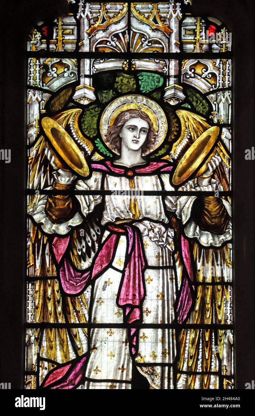 Ein Buntglasfenster von Herbert Davis mit einem Engel, der Zimbeln spielt. St Michael & All Angels Church, Fringford, Oxfordshire Stockfoto