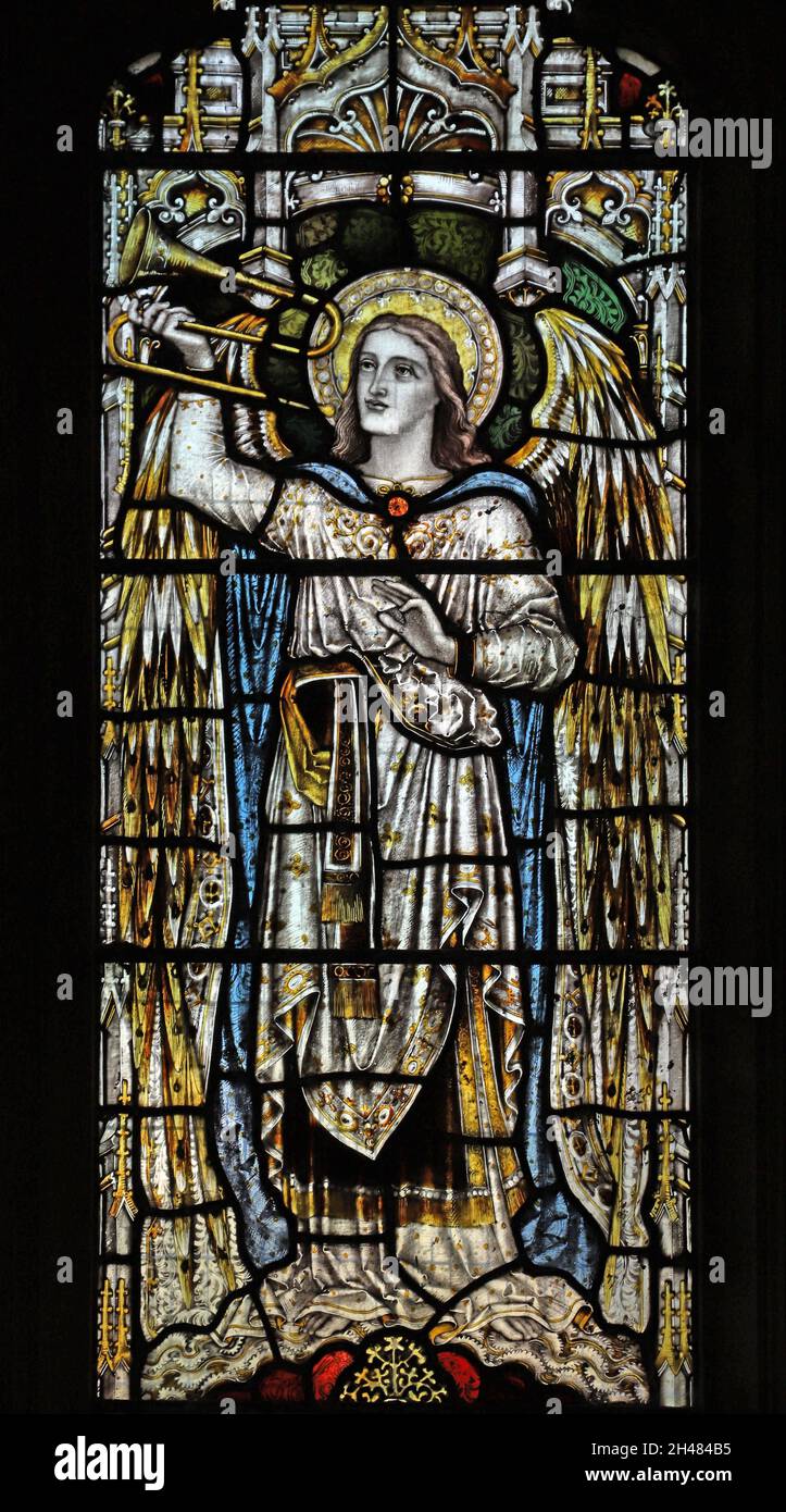 Ein Buntglasfenster von Herbert Davis mit einem Trompetenenenengel, St. Michael & All Angels Church, Fringford, Oxfordshire Stockfoto