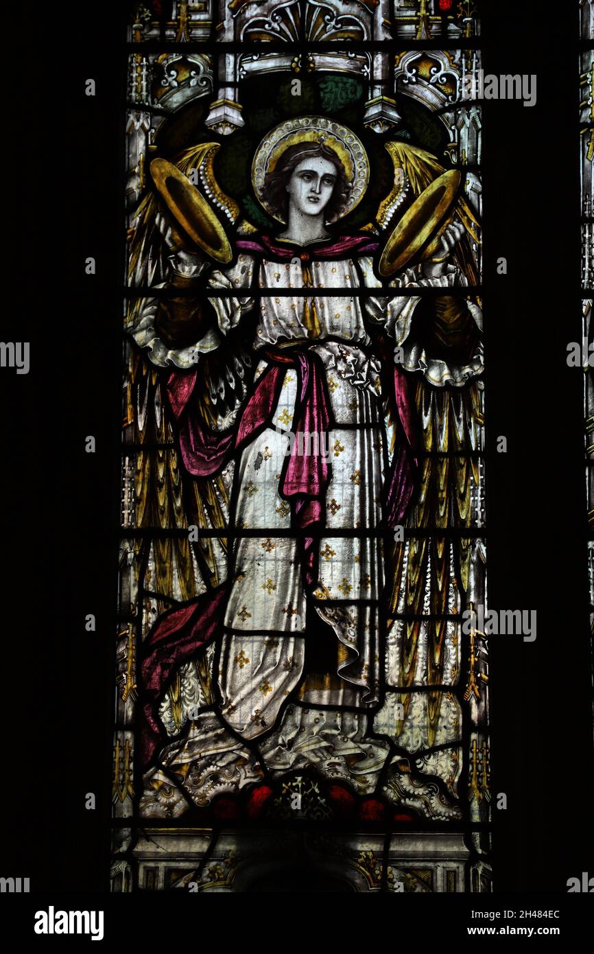 Ein Buntglasfenster von Herbert Davis mit einem Engel, der die Zimbeln spielt, St Michael & All Angels Church, Fringford, Oxfordshire Stockfoto