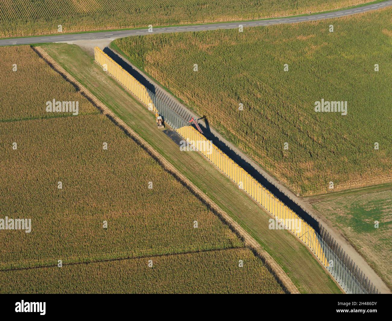 LUFTAUFNAHME. Maisähren, die in einer sehr langen Krippe gestapelt werden, um natürlich zu trocknen. Sundhoffen, Alsace, Grand Est, Frankreich. Stockfoto