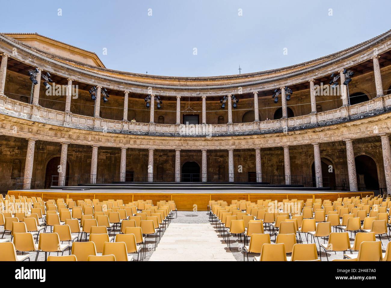 Palast Karls V., der in ein Amphitheater im Palastkomplex Alhambra in Granada, Andalusien, Spanien umgewandelt wurde Stockfoto