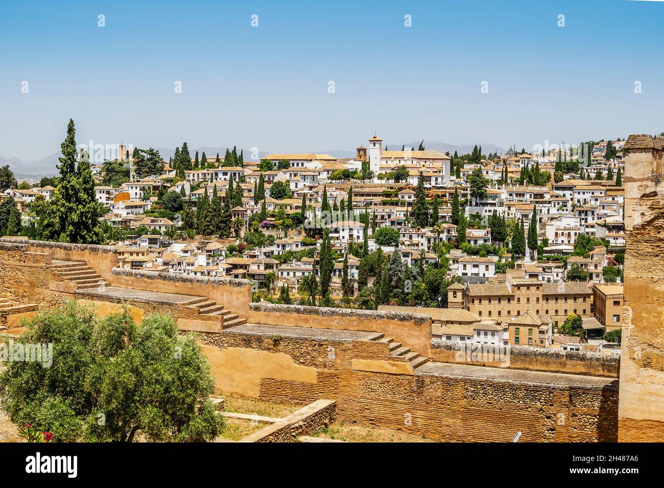 Alhambra Palastkomplex im Vordergrund und Stadt Granada im Hintergrund, Andalusien, Spanien Stockfoto