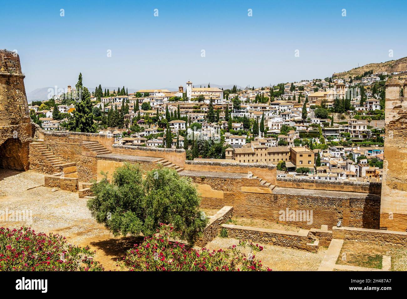 Alhambra Palastkomplex im Vordergrund und Stadt Granada im Hintergrund, Andalusien, Spanien Stockfoto
