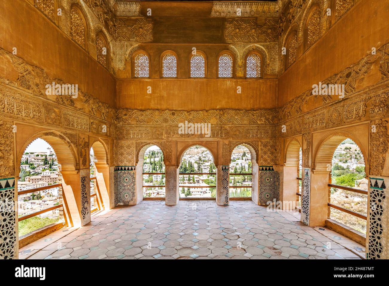 Der maurische Portikus mit arabischen Ornamenten und einem atemberaubenden Blick auf die Stadt ist Teil von El Partal in den Palästen der Alhambra, Granada, Andalusien, Spanien Stockfoto
