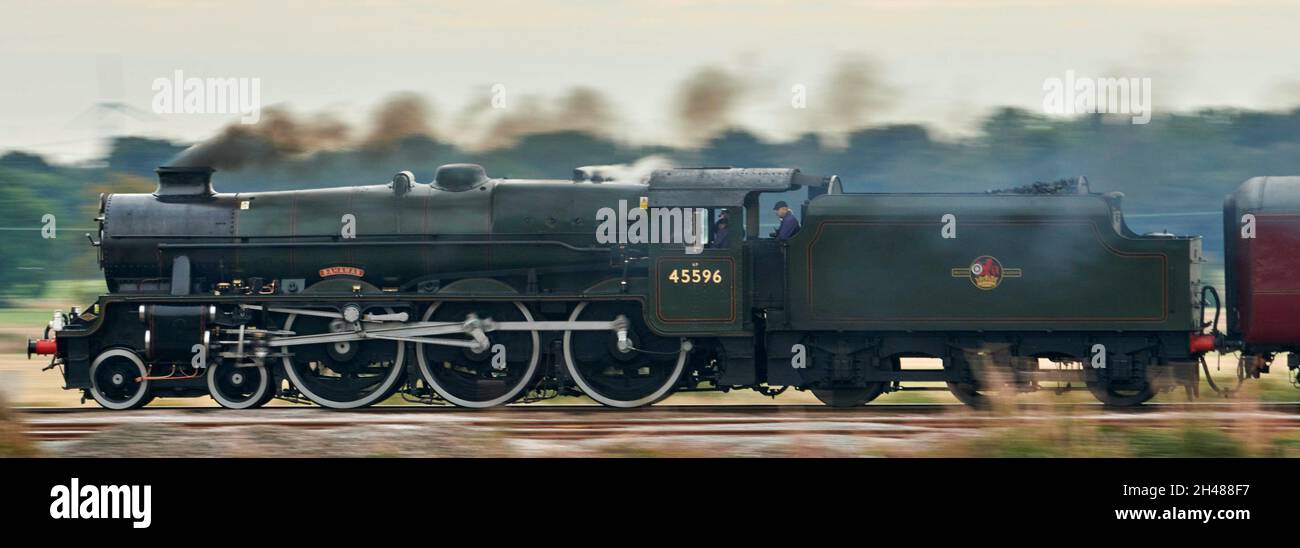 Erhaltene Dampflokomotive der Jubilee-Klasse 'Bahamas' mit Geschwindigkeit  auf einer Hauptlinie nach York, Bahntour in der Nähe von Leeds, West  Yorkshire, Nordengland, Großbritannien Stockfotografie - Alamy