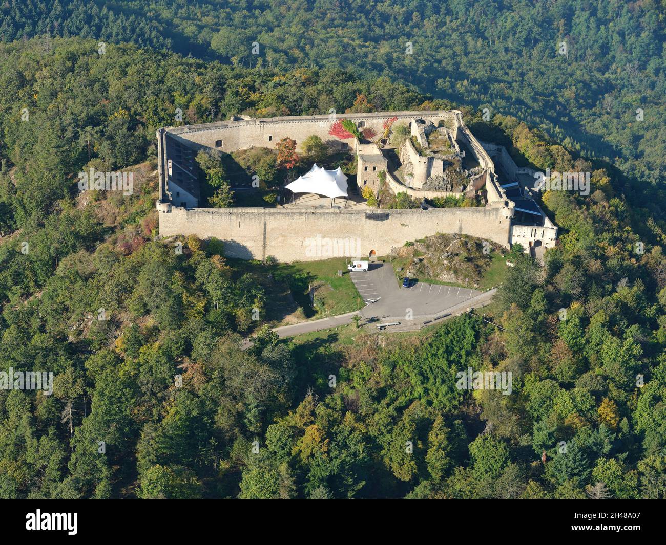 LUFTAUFNAHME. Mittelalterliche Burg auf einem Hügel in den östlichen Vogesen. Schloss Hohlenbourg, Wintzenheim, Haut-Rhin, Elsass, Grand Est, Frankreich. Stockfoto