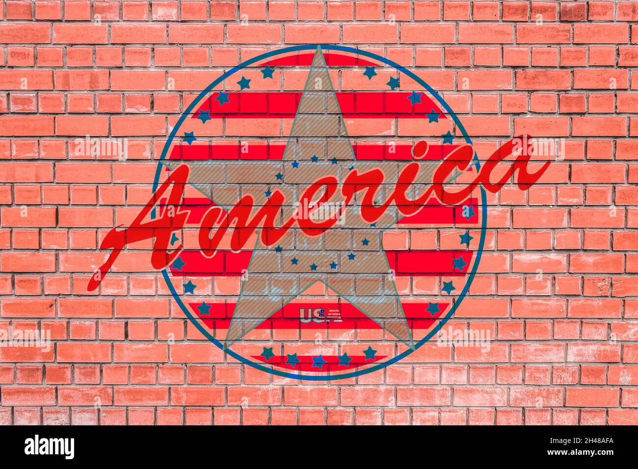 Logo im Stil der Flagge der USA und des Wortes Amerika auf einer Ziegelwand Stockfoto