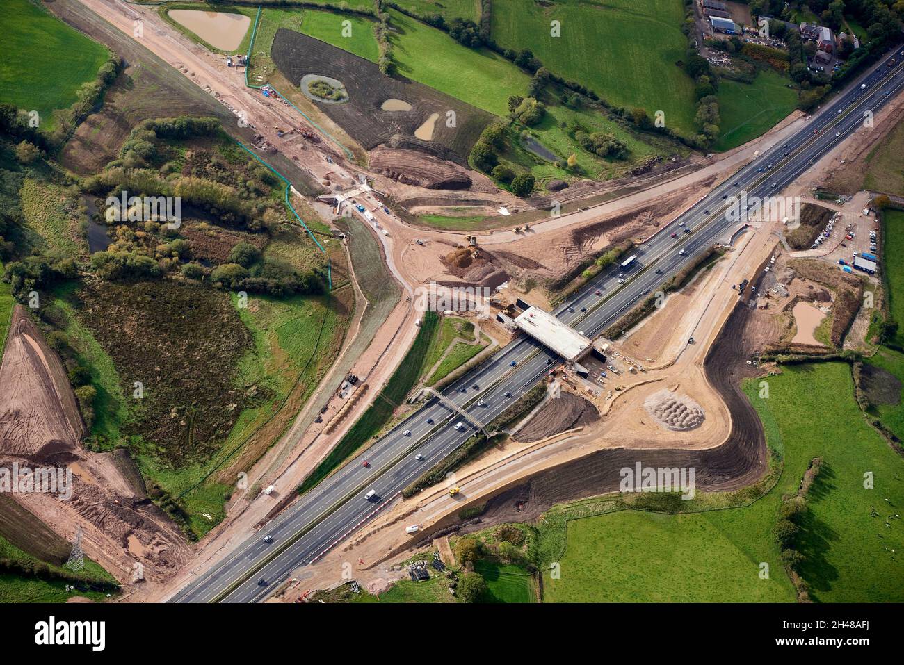 Eine Luftaufnahme eines neuen Autobahnkreuzweis, das im Bau ist, auf der M55 nordwestlich von Preston, West Lancashire, Nordengland, Großbritannien Stockfoto