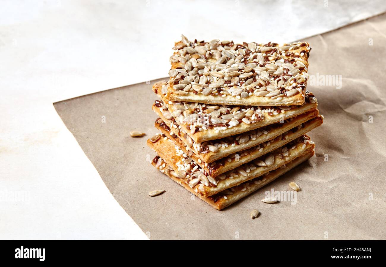 Knackiges Brot mit Samen. Knusprige Knäckebrot auf einem Holzhintergrund. Gesunder Snack: Getreide knusprig Mehrkorngetreide Leinsamen, Sonnenblumenkerne Protein Stockfoto