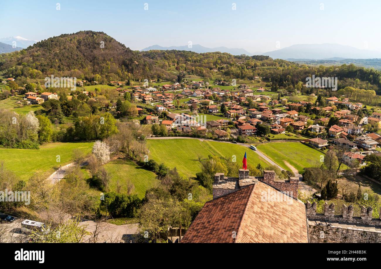 Draufsicht auf das Dorf Angera vom Schloss Rocca Borromeo di Angera, Provinz Varese, Italien Stockfoto