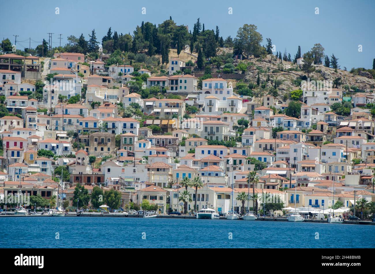 Die griechische Insel Aegina ist eine der Saronischen Inseln Griechenlands im Saronischen Golf, 27 Kilometer (17 Meilen) von Athen entfernt. Die Tradition leitet das na ab Stockfoto