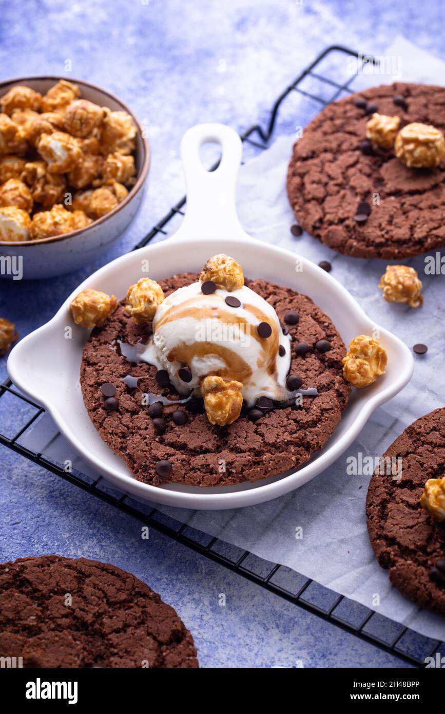 Riesige Schokolade Pfanne Cookies mit Eis Stockfoto