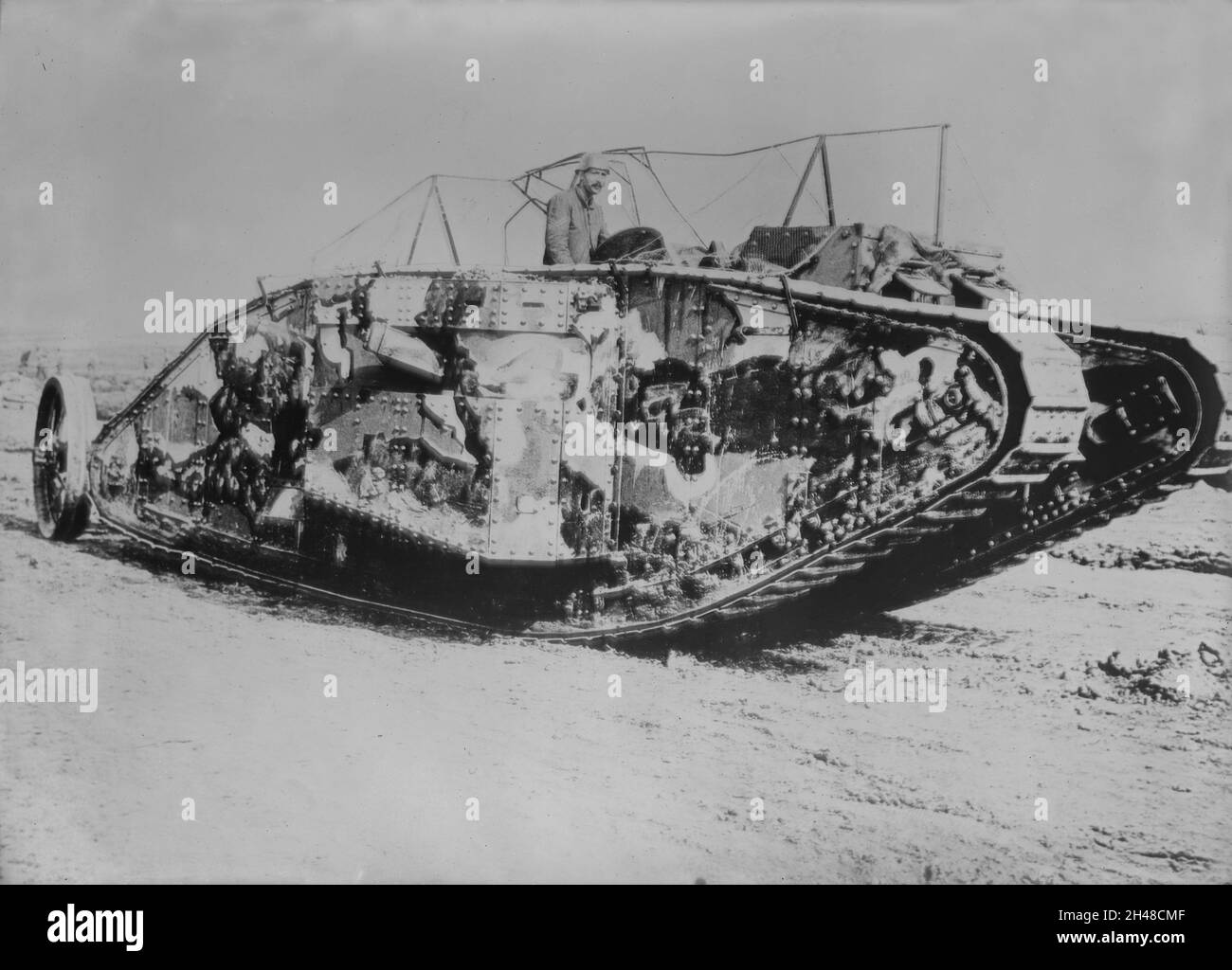 Ein Vintage-Foto vom 15. September 1916 eines britischen Mark 1-Panzers während der Schlacht von Fler-Courcelette an der Westfront in der Somme France. Hier verwendeten die britischen Streitkräfte zum ersten Mal Panzer. Der weibliche Panzer Mark 1 war mit vier Vickers und einem Hotchkiss-Maschinengewehr bewaffnet Stockfoto