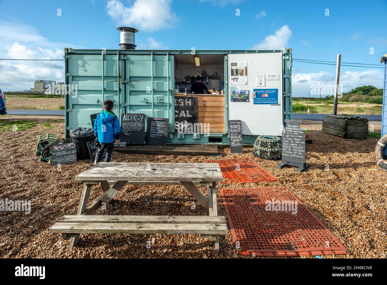 Dungeness, 30. Oktober 2021: Fischhütte am Kiesstrand bei Dungeness in Kent Stockfoto