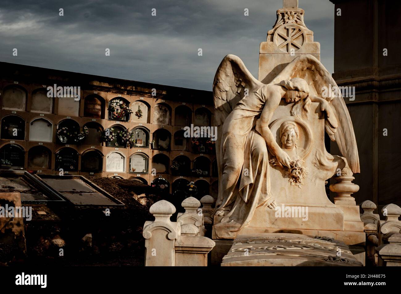 Barcelona, Spanien. 1. November 2021, Barcelona, Spanien: Skulptur ziert ein Pantheon des Friedhofs von Poblenou in Barcelona. Der 01. November ist der katholische Feiertag Allerheiligen, der dem Gedenken an die Verstorbenen gewidmet ist. Quelle: Jordi Boixareu/Alamy Live News Stockfoto