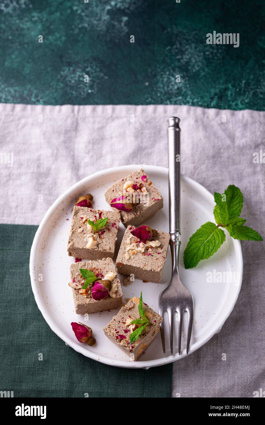 Halva mit Rosenblatt und Nüssen. Stockfoto