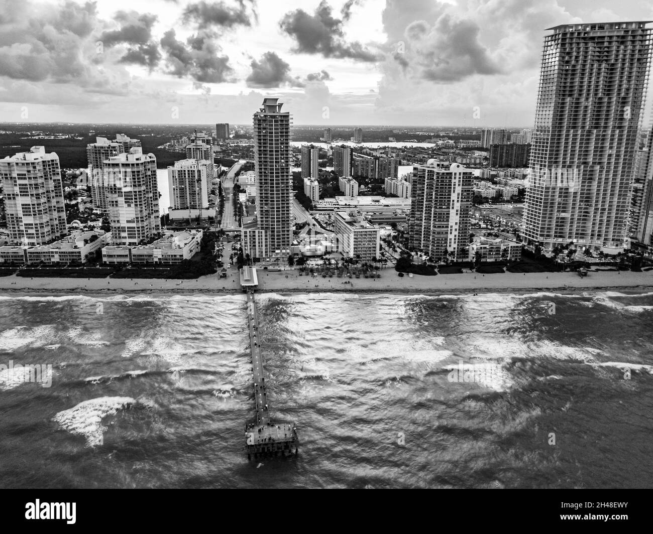 Luftaufnahme des Miami, Florida, USA, vom Meer aus gesehen. In Schwarz und Weiß Stockfoto