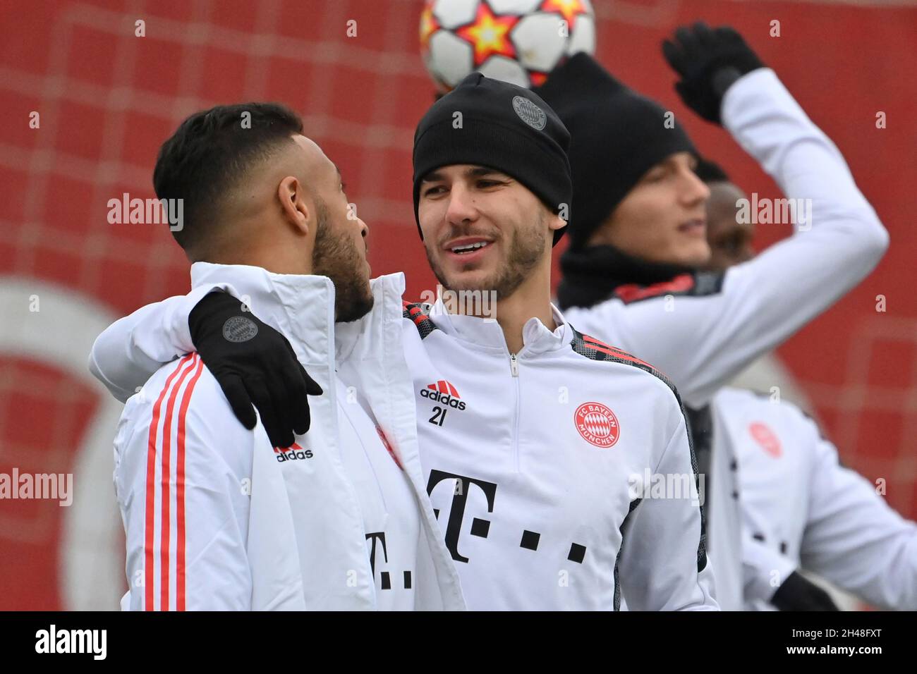 München, Deutschland. November 2021. Lucas HERNANDEZ (FC Bayern München) umarmt Corentin TOLISSO (FC Bayern München) Fußball Champions League/FC Bayern München - SL Benfica Lisbon München, Abschlusstraining am 01.11.2021 Credit: dpa/Alamy Live News Stockfoto