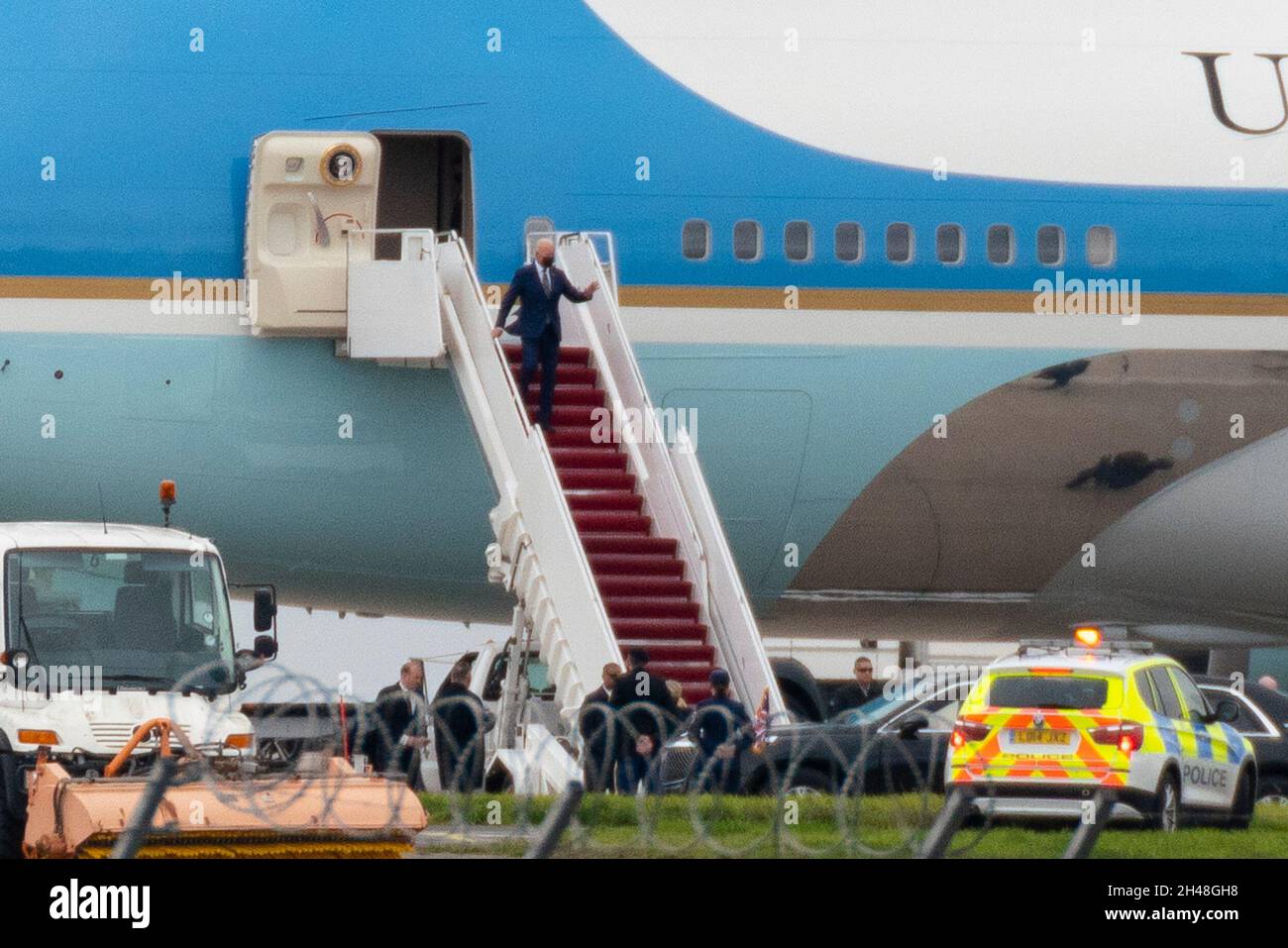 Edinburgh, Schottland, Großbritannien. November 2021. US-Präsident Joe Biden kommt mit Air Force One am Flughafen Edinburgh an, um an der COP26-Klimakonferenz in Glasgow teilzunehmen. Präsident Biden geht die Treppe der Air Force One hinunter. Iain Masterton/Alamy Live News. Stockfoto