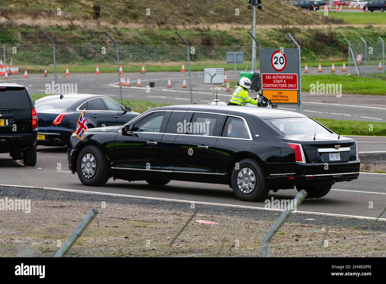 Edinburgh, Schottland, Großbritannien. November 2021. US-Präsident Joe Biden kommt mit Air Force One am Flughafen Edinburgh an, um an der COP26-Klimakonferenz in Glasgow teilzunehmen. PIC; Präsident Biden in Autokolonne vertrieben. Iain Masterton/Alamy Live News. Stockfoto