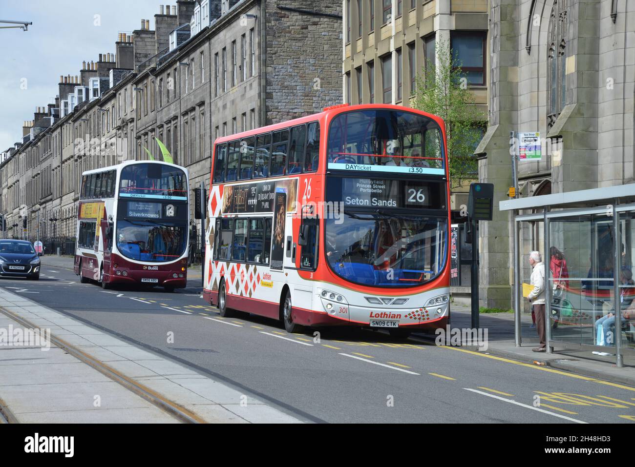 Edinburgh Busse an der Haltestelle York Place Stockfoto