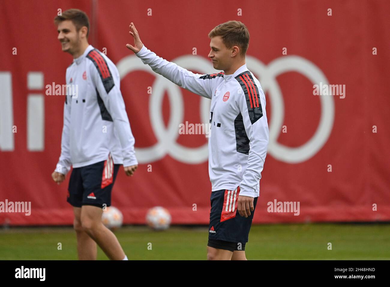 München, Deutschland. November 2021. Joshua KIMMICH (FC Bayern München), Gesture, Fußball Champions League/FC Bayern München - SL Benfica Lisbon München, Abschlusstraining am 01.11.2021 Credit: dpa/Alamy Live News Stockfoto