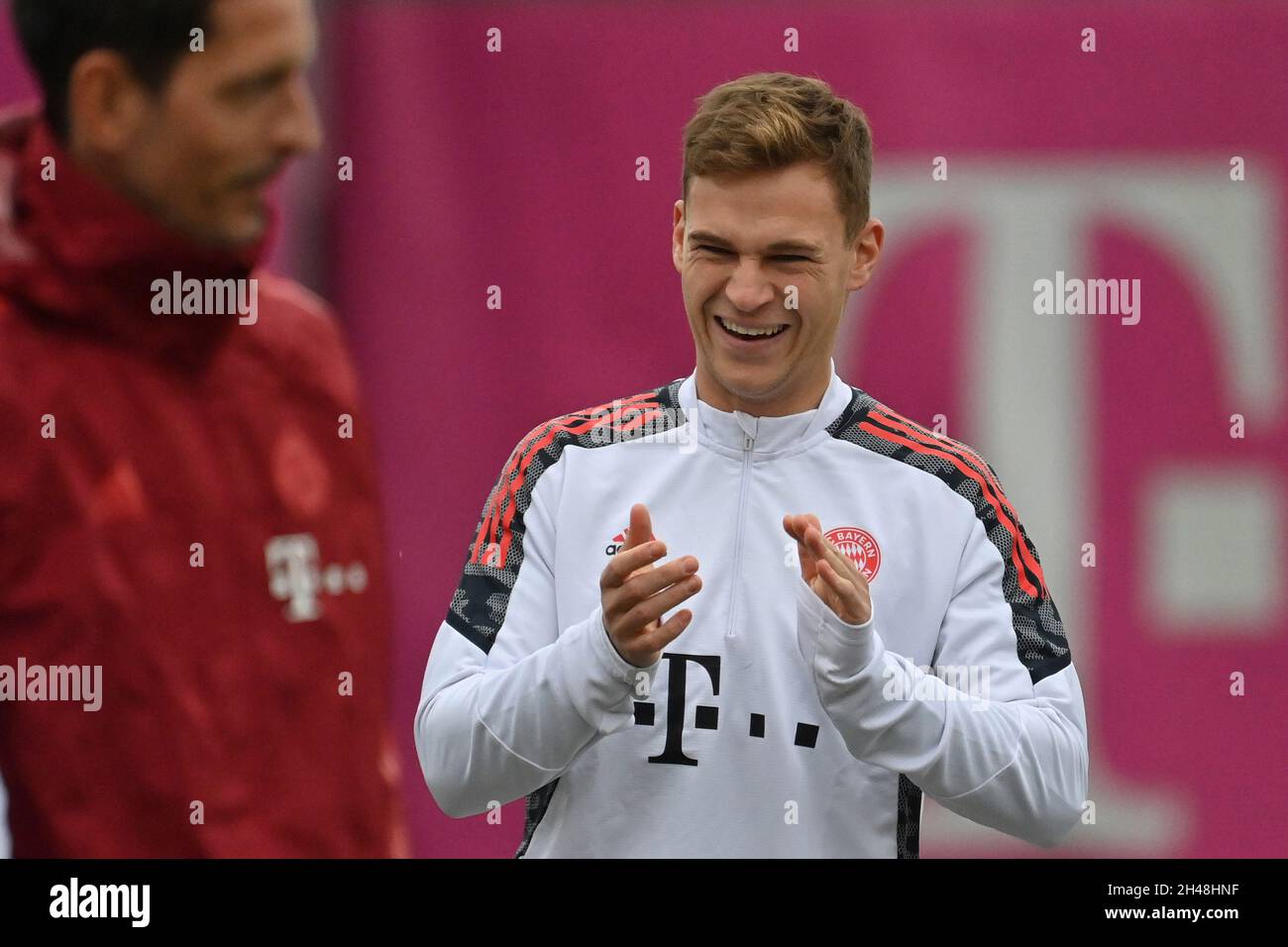 München, Deutschland. November 2021. Joshua KIMMICH (FC Bayern München), lacht, lacht, lacht, optimistisch, Gute Laune, Applaus, Fußball Champions League/FC Bayern München - SL Benfica Lisbon München, Abschlusstraining am 1. November 2021 Quelle: dpa/Alamy Live News Stockfoto