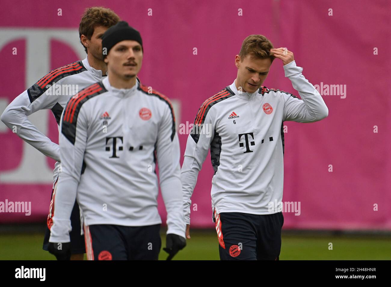 Von rechts: Joshua KIMMICH (FC Bayern München), Marcel SABITZER (FC Bayern München), links: Thomas MÜLLER (MULLER, FC Bayern München). Fußball Champions League/FC Bayern München - SL Benfica Lisbon München, Abschlusstraining am 01.11.2021 Stockfoto