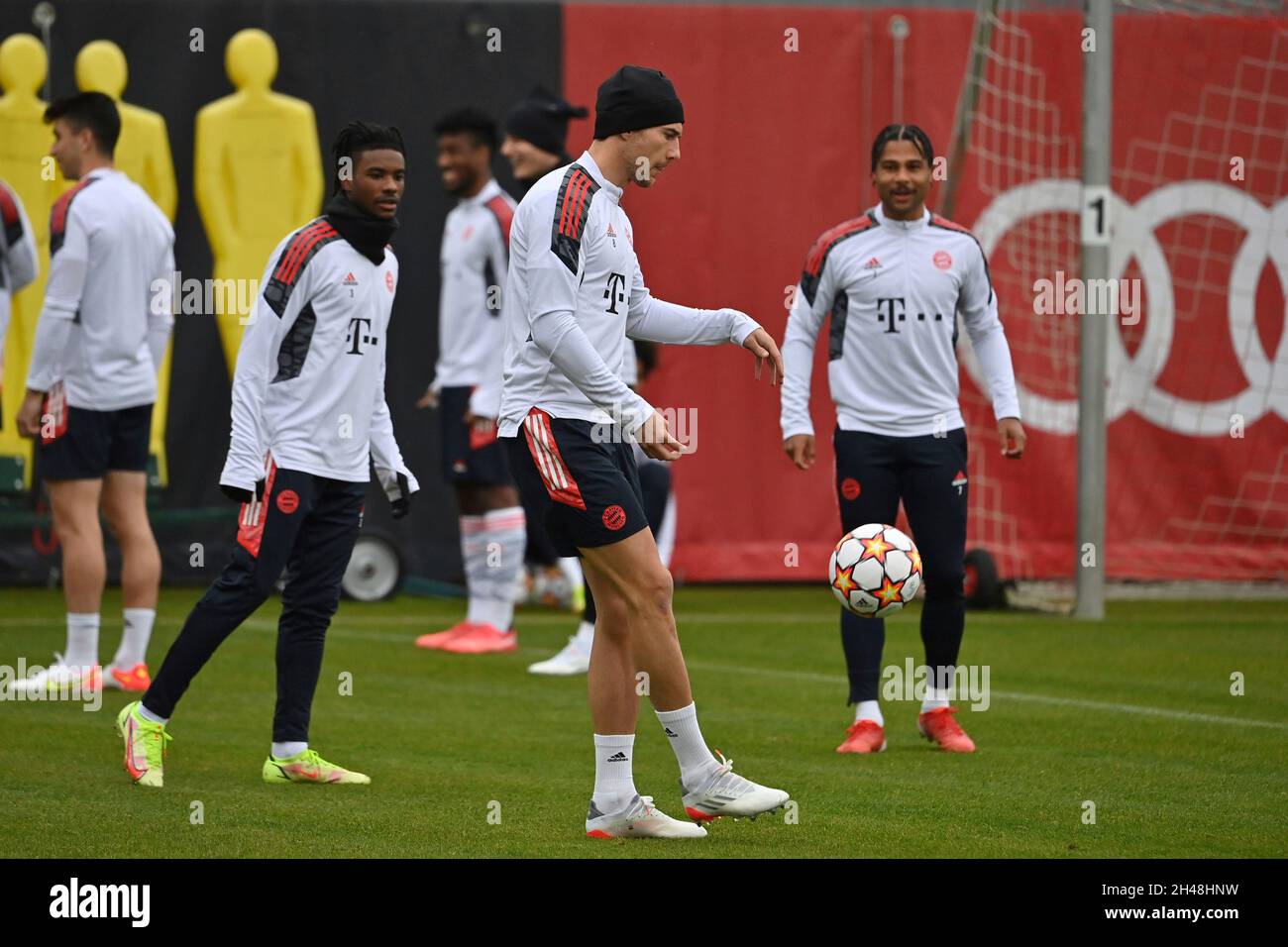 München, Deutschland. November 2021. Leon GORETZKA (FC Bayern München) am Ball, Action. Fußball Champions League/FC Bayern München - SL Benfica Lisbon München, Abschlusstraining am 01.11.2021 Credit: dpa/Alamy Live News Stockfoto