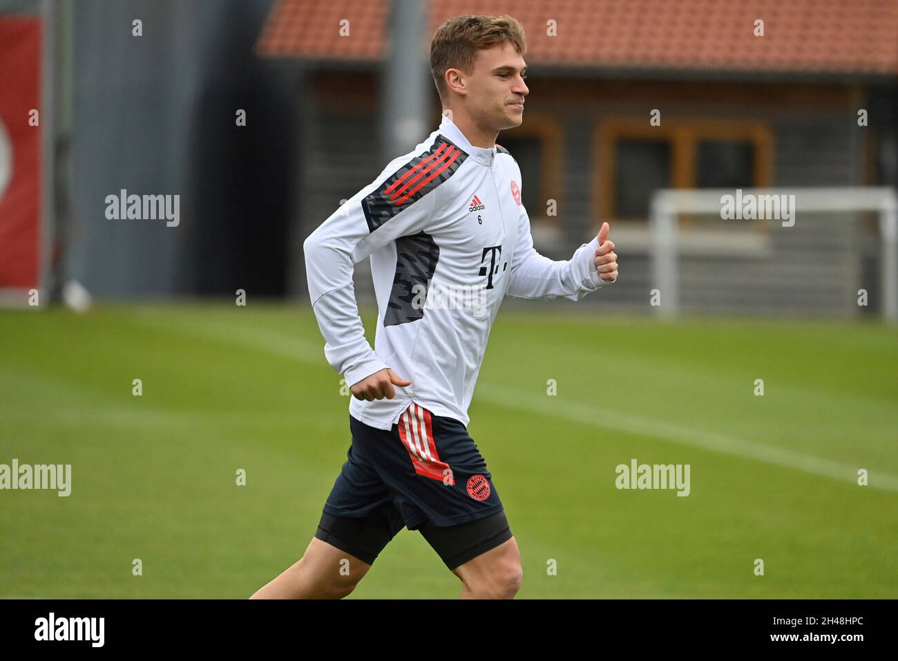 München, Deutschland. November 2021. Joshua KIMMICH (FC Bayern München), Aktion, Einzelbild, Einzelmotiv beschnitten, Halbfigur, Halbfigur. Fußball Champions League/FC Bayern München - SL Benfica Lisbon München, Abschlusstraining am 01.11.2021 Credit: dpa/Alamy Live News Stockfoto