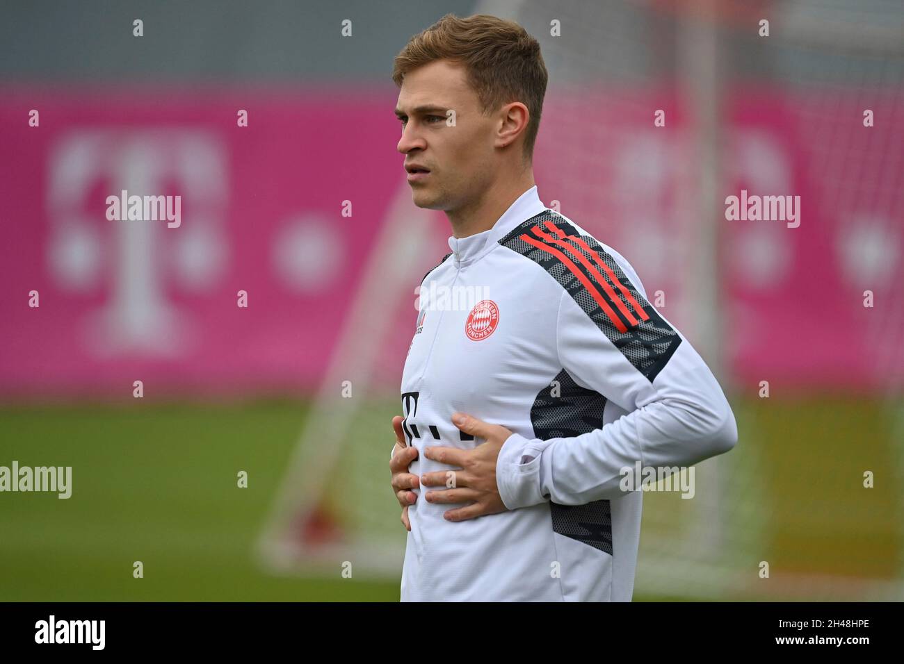 München, Deutschland. November 2021. Joshua KIMMICH (FC Bayern München), Aktion, Einzelbild, Einzelmotiv beschnitten, Halbfigur, Halbfigur. Fußball Champions League/FC Bayern München - SL Benfica Lisbon München, Abschlusstraining am 01.11.2021 Credit: dpa/Alamy Live News Stockfoto
