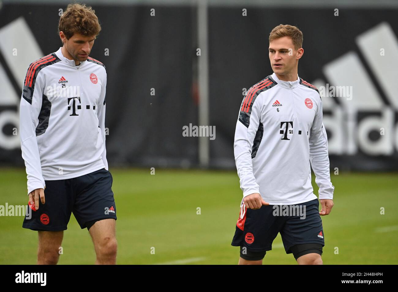 München, Deutschland. 1. November 2021. Von rechts: Joshua KIMMICH (FC Bayern München), Thomas MÜLLER (MÜLLER, FC Bayern München). Fußball Champions League/FC Bayern München - SL Benfica Lisbon München, Abschlusstraining am 01.11.2021 Credit: dpa/Alamy Live News Stockfoto