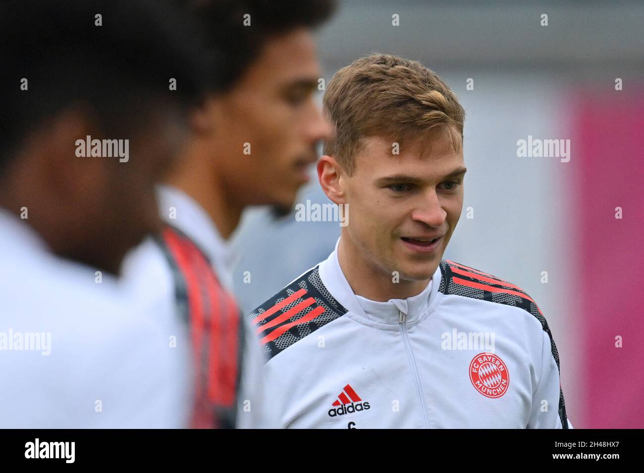 München, Deutschland. November 2021. Joshua KIMMICH (FC Bayern München), Vorderseite: Leroy SANE (FC Bayern München), Portrait, Portrait, Portrait. Fußball Champions League/FC Bayern München - SL Benfica Lisbon München, Abschlusstraining am 01.11.2021 Credit: dpa/Alamy Live News Stockfoto