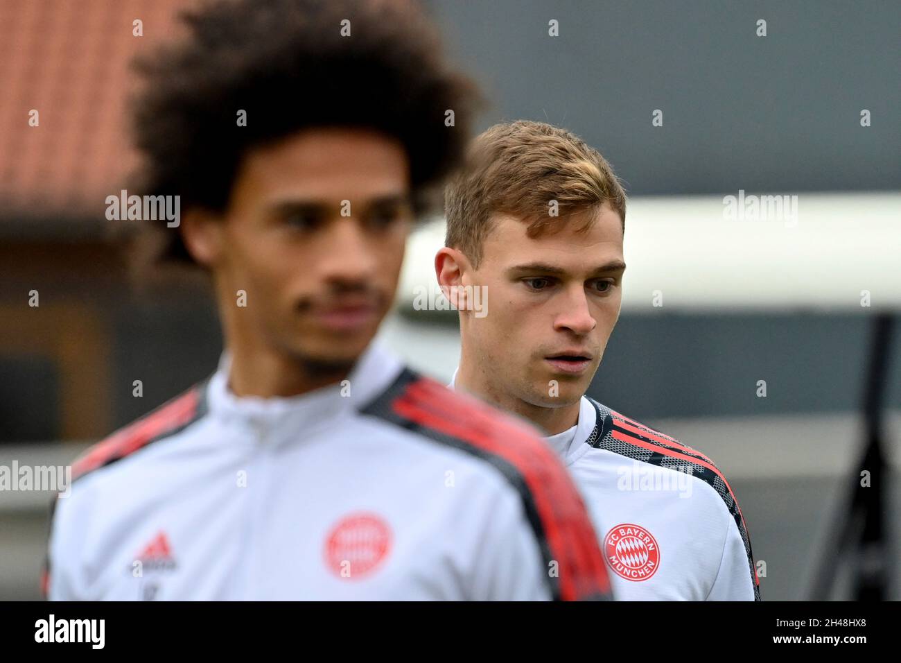 München, Deutschland. November 2021. Joshua KIMMICH (FC Bayern München), vorne Leroy SANE (FC Bayern München), Portrait, Portrait, Portrait. Fußball Champions League/FC Bayern München - SL Benfica Lisbon München, Abschlusstraining am 01.11.2021 Credit: dpa/Alamy Live News Stockfoto