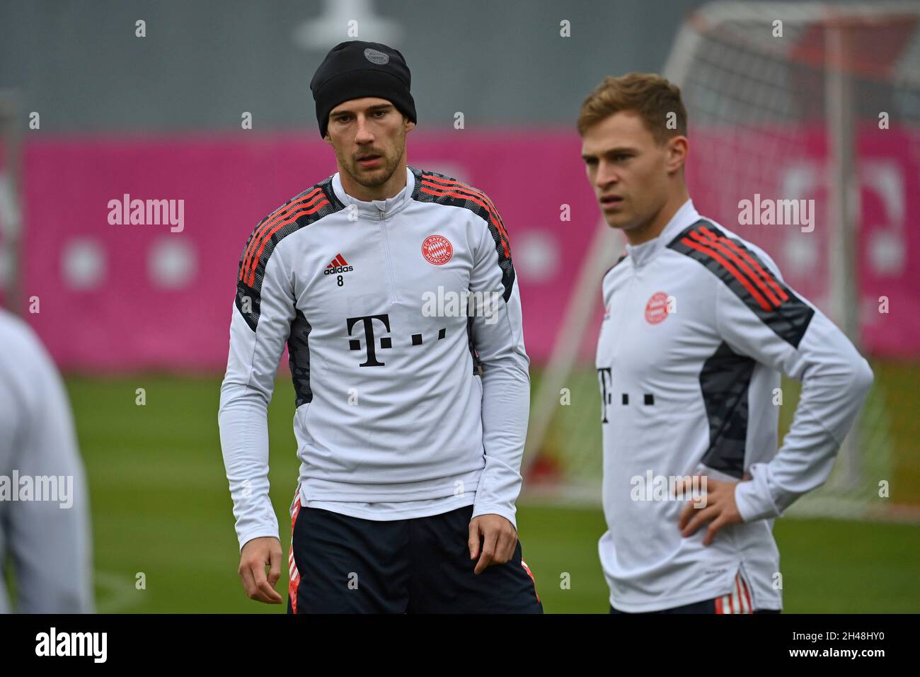 München, Deutschland. November 2021. Von links: Leon GORETZKA (FC Bayern München), Joshua KIMMICH (FC Bayern München). Fußball Champions League/FC Bayern München - SL Benfica Lisbon München, Abschlusstraining am 01.11.2021 Credit: dpa/Alamy Live News Stockfoto