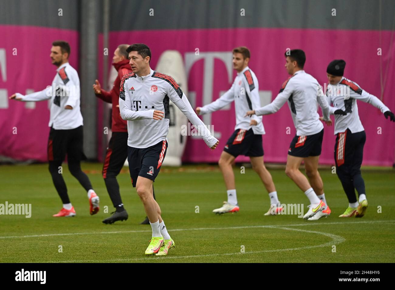 München, Deutschland. November 2021. Robert LEWANDOWSKI (FC Bayern München), Fußball Champions League/FC Bayern München - SL Benfica Lisbon München, Abschlusstraining am 01.11.2021 Credit: dpa/Alamy Live News Stockfoto