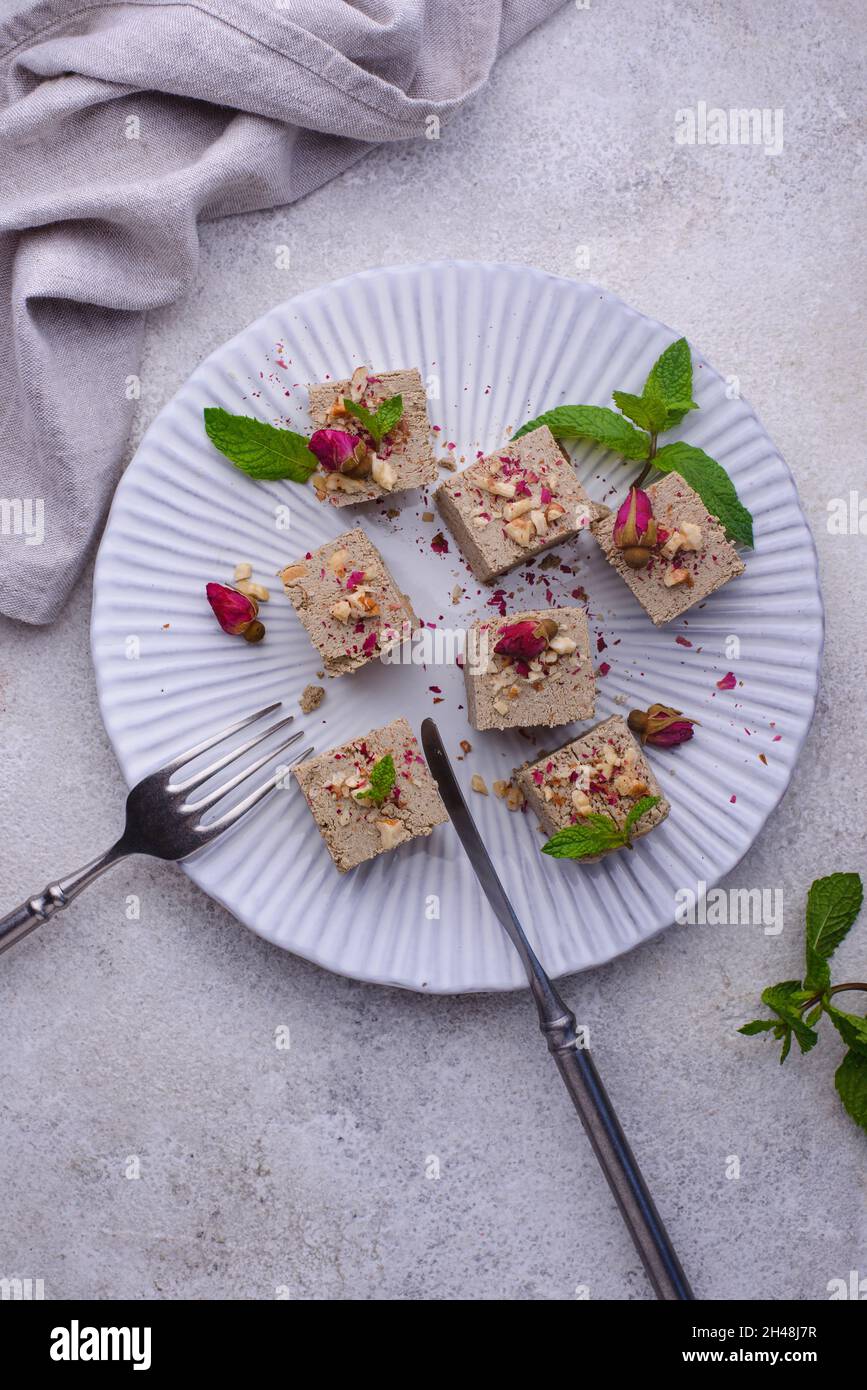 Halva mit Rosenblatt und Nüssen. Stockfoto
